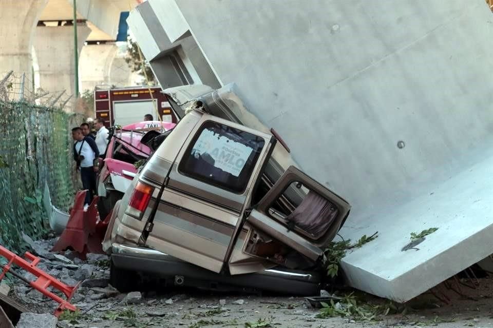 Una camioneta quedó debajo de la pieza de 90 toneladas.