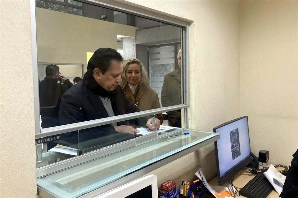 El ex funcionario del sexenio de Jaime Rodríguez acudió hoy a la Oficialía de Partes del Congreso.