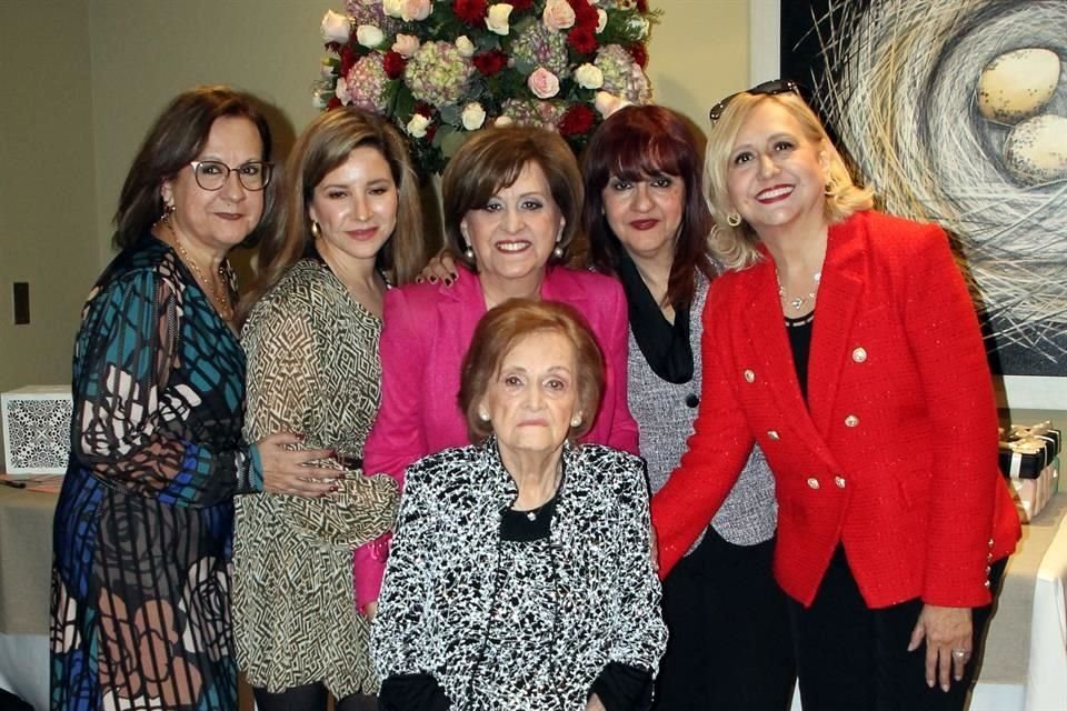 Lety Salazar, Laura de Salazar, Nora Salazar, Laura de Santos, Lulú Berger y Celia Garza viuda de Salazar