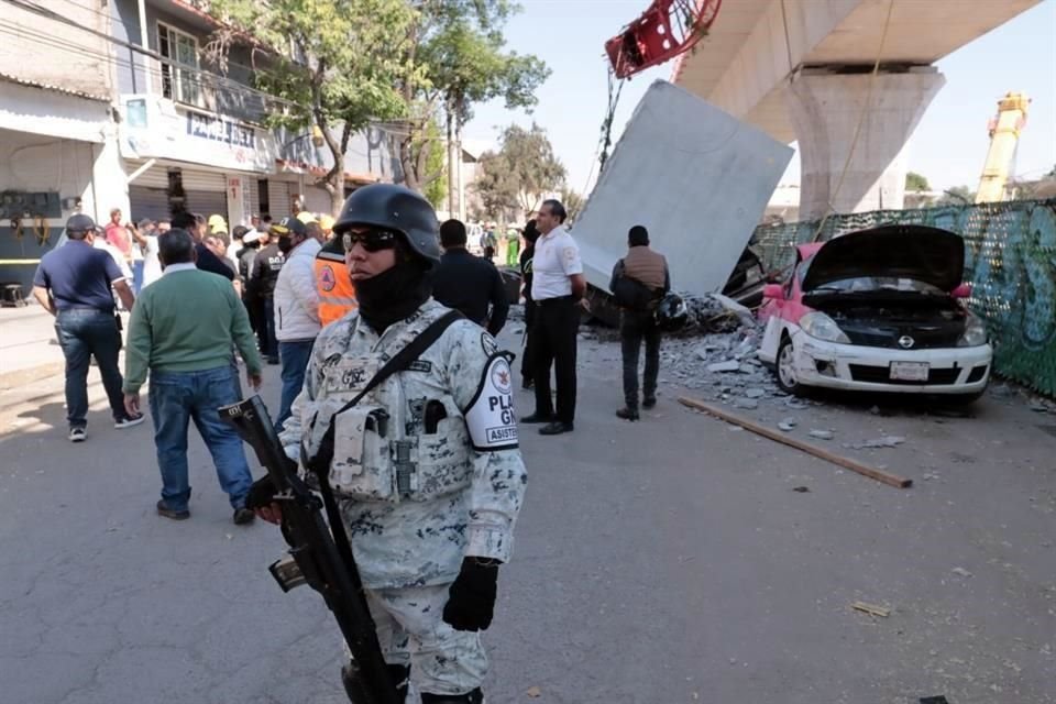 El funcionario dijo que el peritaje en el lugar concluyó desde anoche, pero que los habitantes cercanos pidieron que hasta hoy comenzaran los trabajos de retiro de la grúa y la pieza.