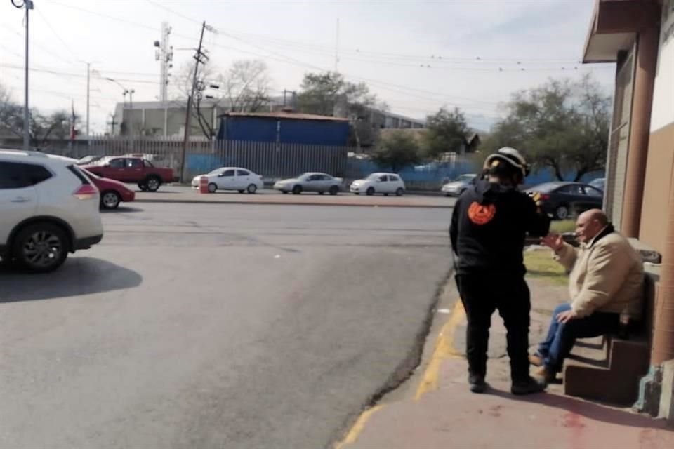 En el lugar, paramédicos de Protección Civil municipal y del Estado atendieron al automovilista.