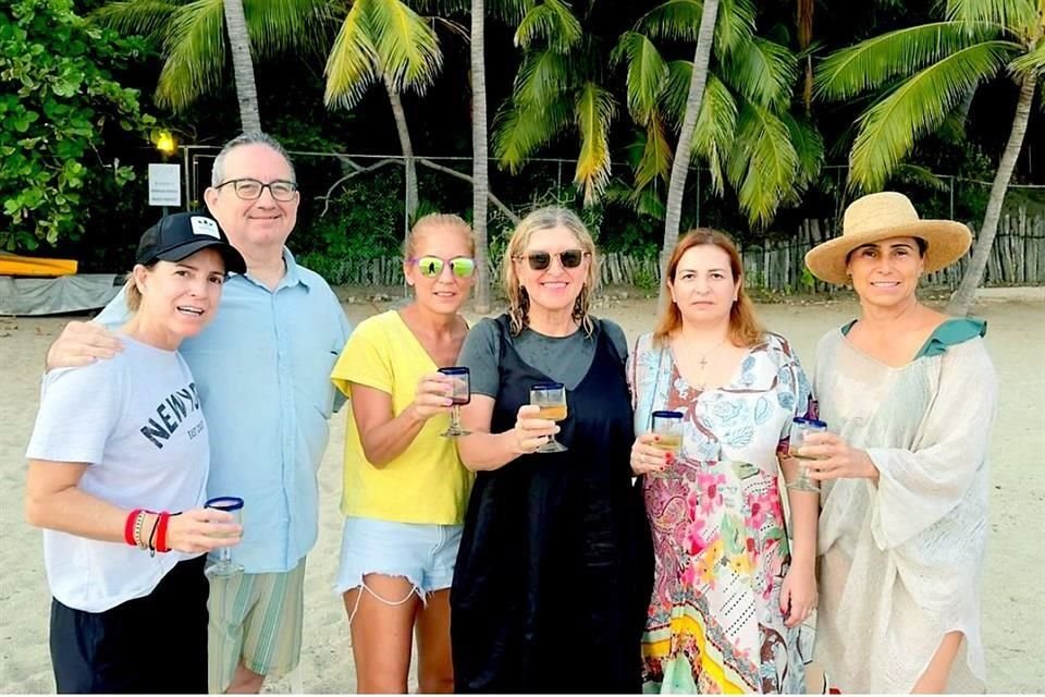 A principios de la semana pasada, Marcela Odriozola cumplió un año más de vida, y una de las celebraciones que tuvo fue junto a un grupo de amigas con las que viajó a Manzanillo.