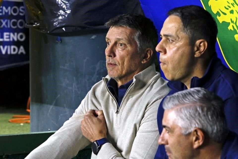 Robert Siboldi y su auxiliar Miguel de Jesús Fuentes atentos al partido.