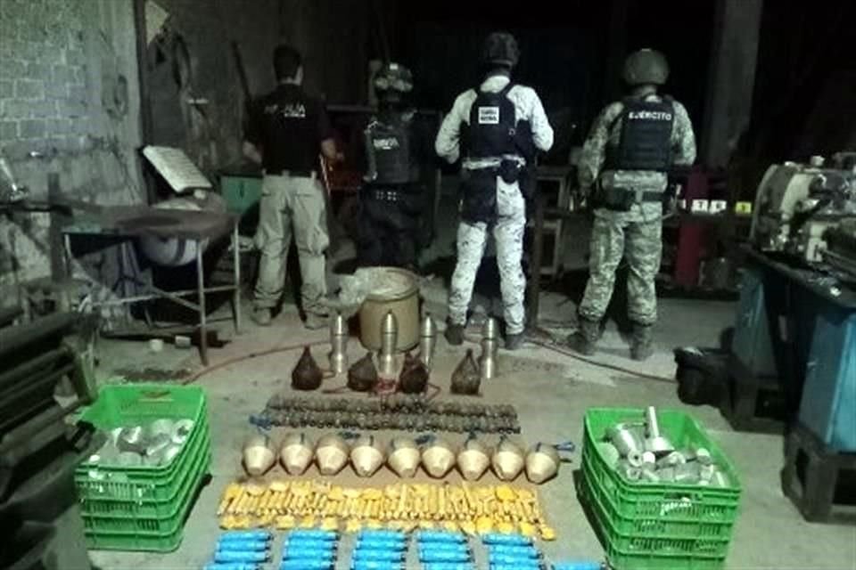 Explosivos con tuercas como metralla fueron hallados dentro de contenedores plastificados azules y amarillos para adaptarlos a los narcodrones, con los que intimidan a civiles autoridades y rivales.