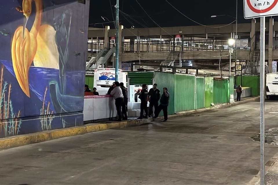 Elementos de la SSC acudieron a la estación para resguardar el sitio.