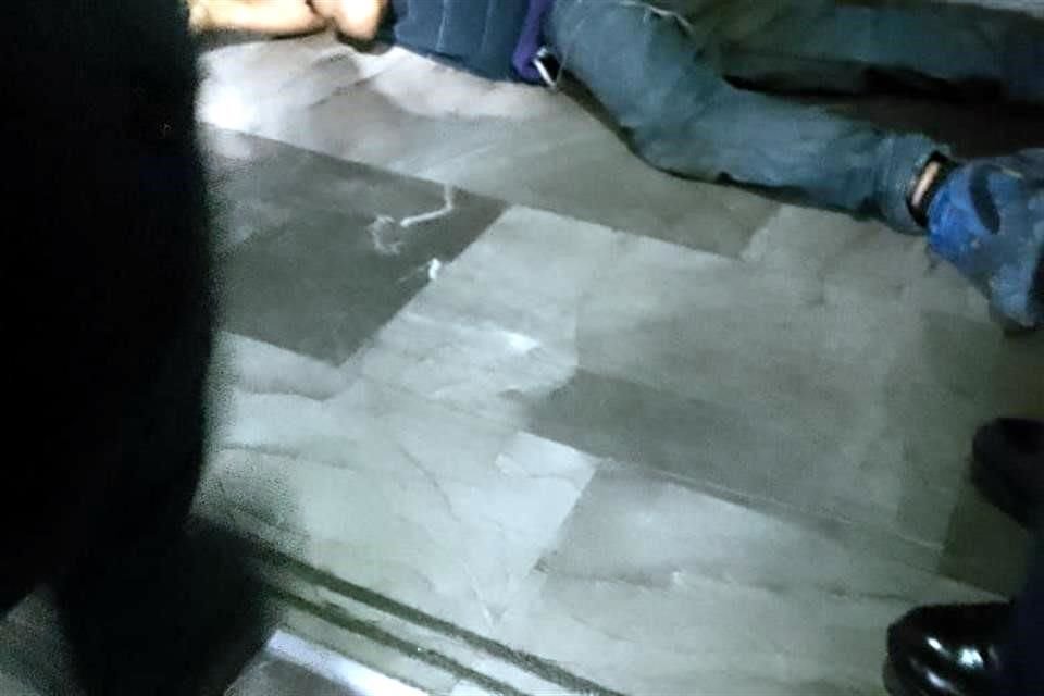 Presuntamente el hombre se desvaneció cuando descendía por las escaleras.