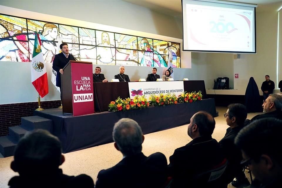 El Gobernador y el Arzobispo de Monterrey presidieron la ceremonia en la Universidad de la Arquidiócesis regia.