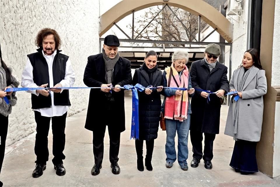 Javier Serna (izq. a der.), Francisco Treviño, Melissa Segura, Coral Aguirre y José Javier Villarreal cortaron el listón de apertura.