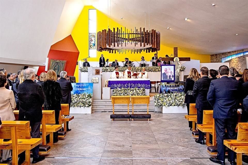 Como parte del homenaje rendido por Jesús Martínez, presidente de Grupo Pachuca, fue oficiada una misa por el eterno descanso del empresario regio.
