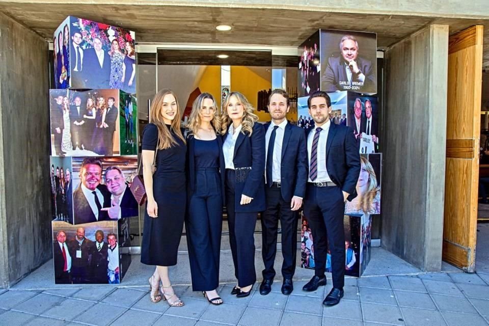 Adriana Ibarra de Bremer con sus hijos Paulina, Adriana, Carlos y Marcelo Bremer Ibarra