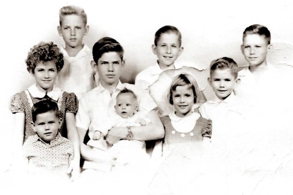 CON SUS HERMANOS. Norma, Mauricio (finado), Roberto cargando a Rodolfo, David, Laura, Manuel, Daniel y Andrés Zambrano Villarreal