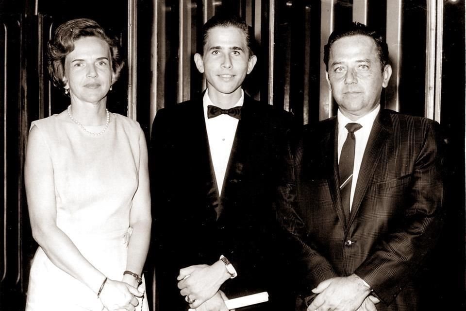 Durante su graduación de preparatoria, David fue captado junto a sus papás, Norma Villarreal de Zambrano y Roberto Zambrano (finados)