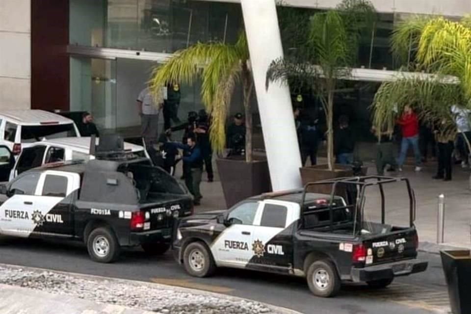 Trabajadores del centro comercial ubicado en el cruce de Gómez Morín y Vasconcelos dijeron que cerca de las 16:00 horas llegaron al sitio elementos ministeriales y de otras corporaciones.