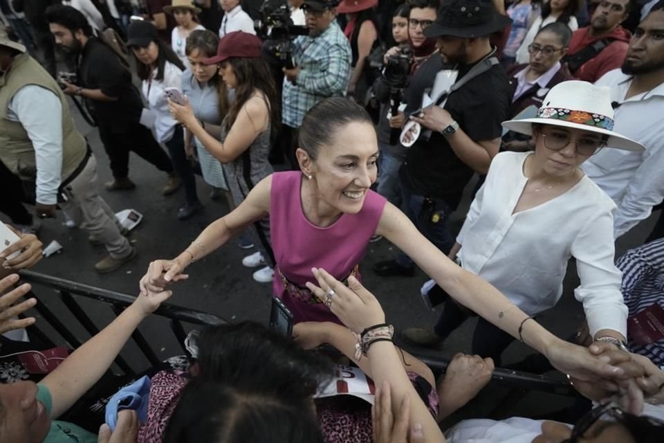 La entonces Alcaldesa de Ciudad de México Claudia Sheinbaum saluda a sus seguidores a su salida de un acto de campaña en el monumento a la Revolución en Ciudad de México, el 15 de junio de 2023.