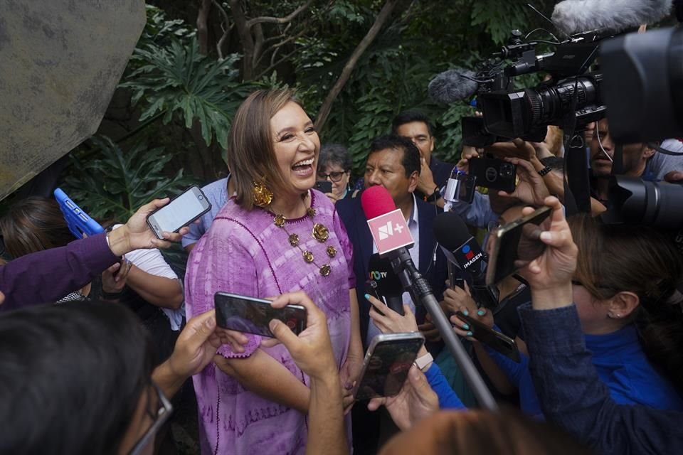 La senadora Xóchitl Gálvez, aspirante presidencial de la oposición, habla ante la prensa tras inscribir su nombre como candidata en Ciudad de México el 4 de julio de 2023.