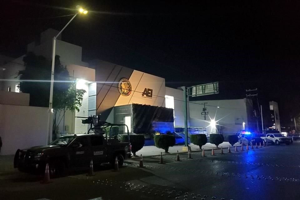 Fuera de las instalaciones se encuentran seis unidades de la Guardia Nacional y otras seis del Ejército.
