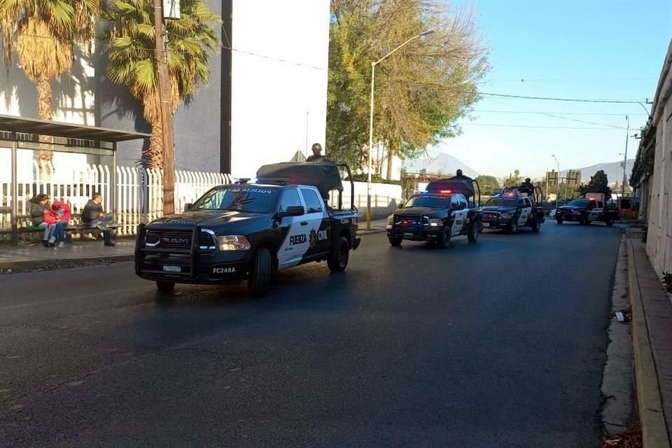 Al menos ocho patrullas más de Fuerza Civil llegaron a la sede de la AEI.