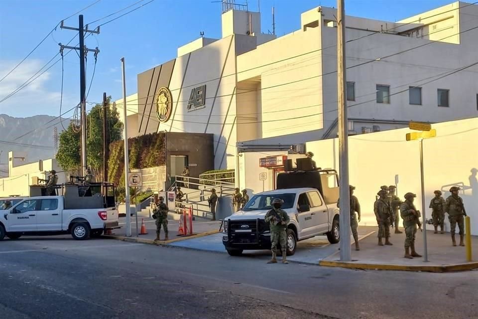 Diversas fuerzas de seguridad, como el Ejército, la Marina y Fuerza Civil, resguardan desde ayer la AEI.