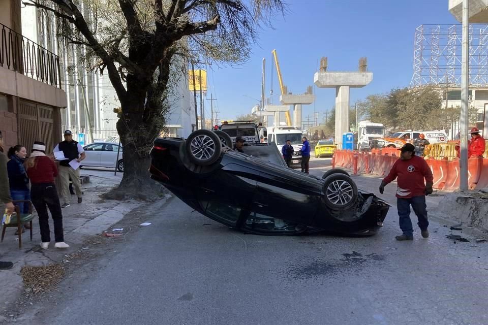 Esquiva Auto Y Vuelca En Monterrey 4695