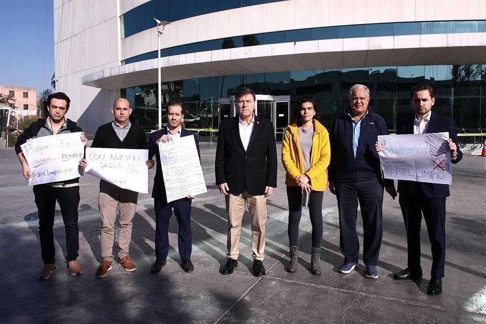 El Secretario de Medio Ambiente, Alfonso Martínez, junto a Javier González y otros ciudadanos esperaron a las autoridades de la Refinería.