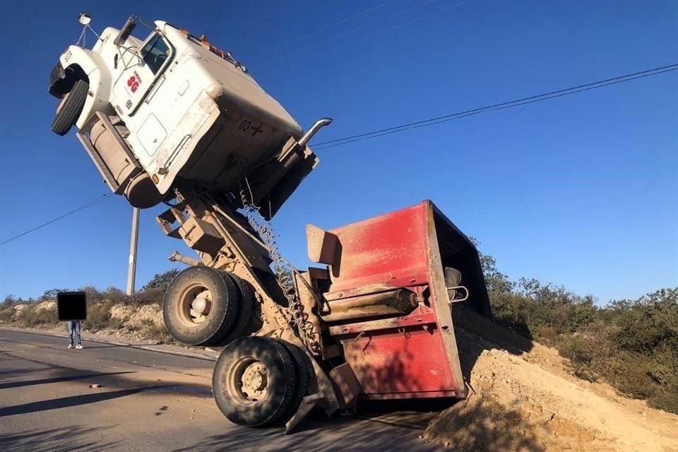 El tractocamión quedó con las llantas posteriores en el suelo, y las de adelante 'en el aire'.