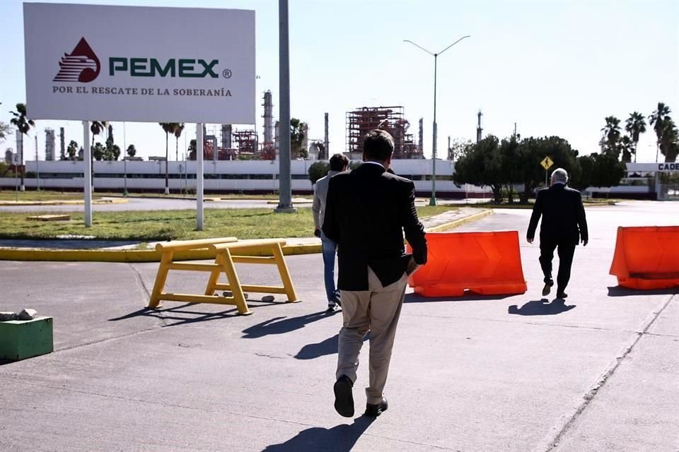 El Secretario Alfonso Martínez arribó alrededor de las 12:50 horas a la Refinería, en compañía de especialistas y ciudadanos.