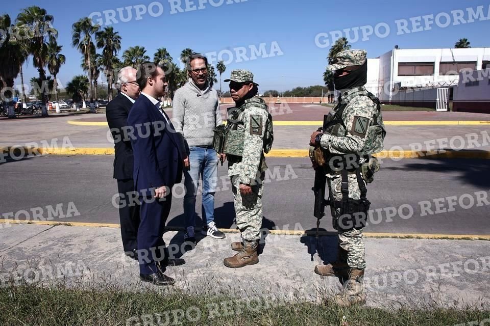 El regidor de San Pedro, Javier González, también acudió a la Refinería de Cadereyta.