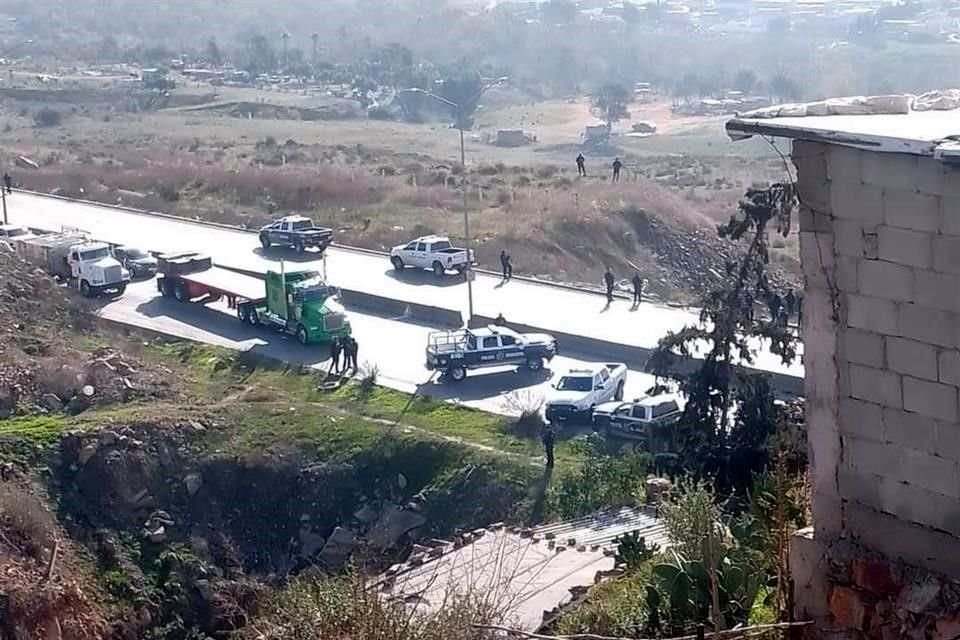 Una unidad de la Policía de Tijuana resultó con impactos de arma de fuego.