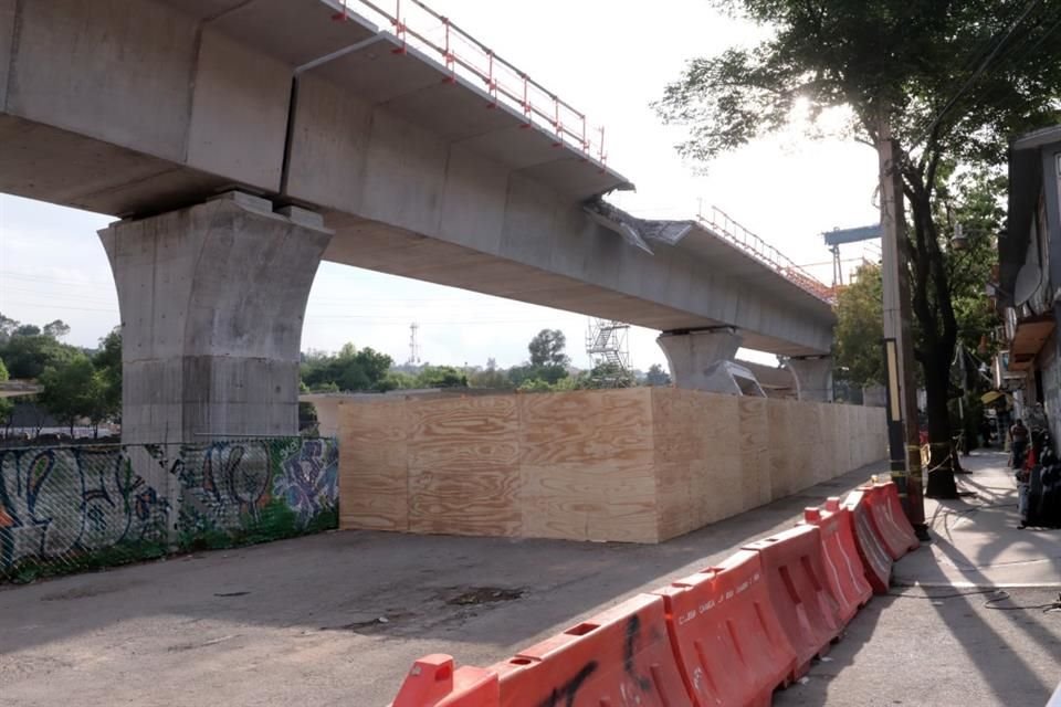 La dovela que cayó sobre una camioneta fue rodeada por un tapial de madera con el objetivo de preservarla mientras se llevan a cabo los peritajes.