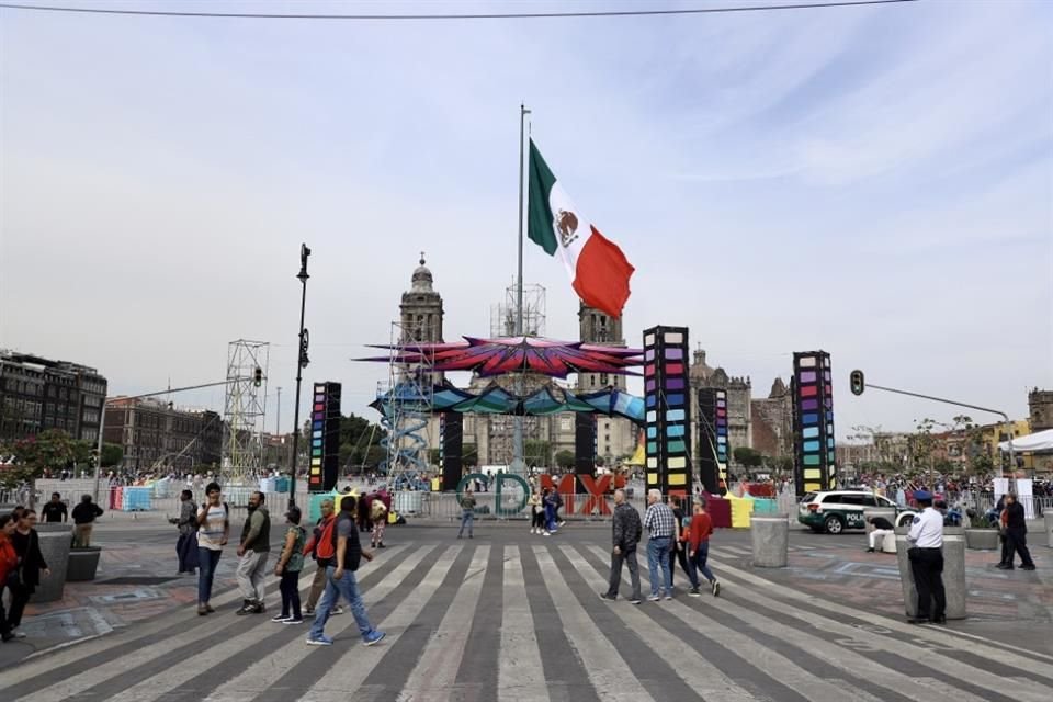 Peatones recorrieron el Zócalo, luego de que fue declarado por el Gobierno de la Ciudad de México el 12 de enero.