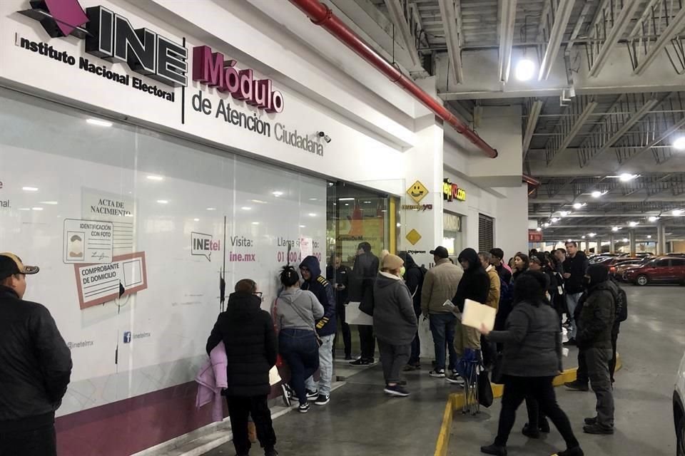 Hacen filas por credencial de elector