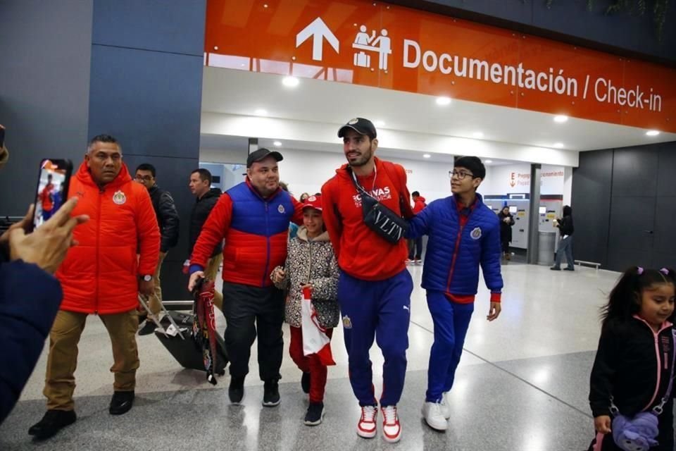 El 'Pollo' Briseño fue de los más asediados por los aficionados presentes en el aeropuerto.