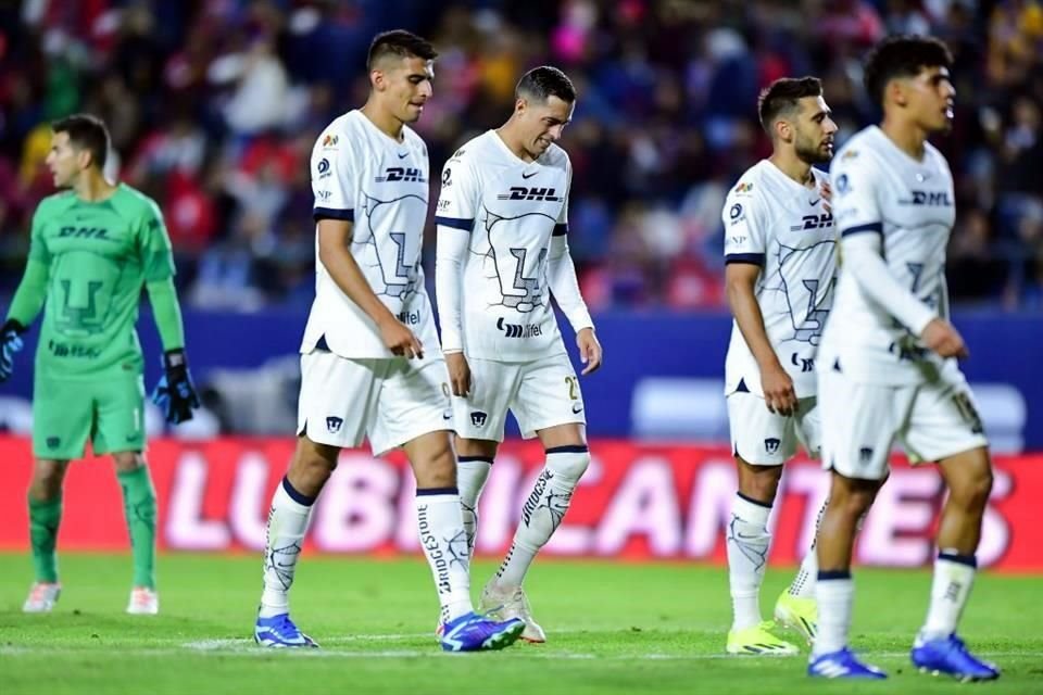 Funes Mori (centro) deja la cancha en el medio tiempo. Ya no volvió a jugar en el segundo.