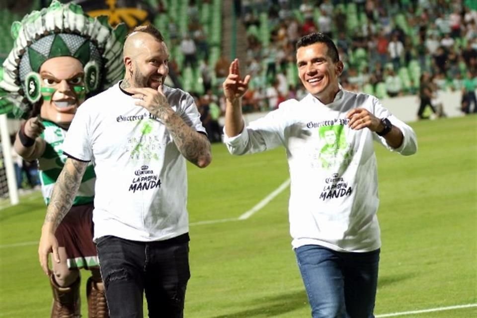 Juan Pablo Rodríguez (der.) fue homenajeado en la cancha del Santos en septiembre pasado.
