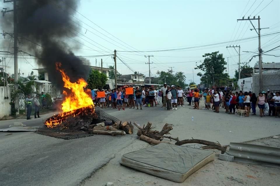 Habitantes del poblado El Cayaco bloquearon la carretera Acapulco-Pinotepa Nacional para denunciar el presunto asesinato de un joven a manos de la policía estatal este sábado.