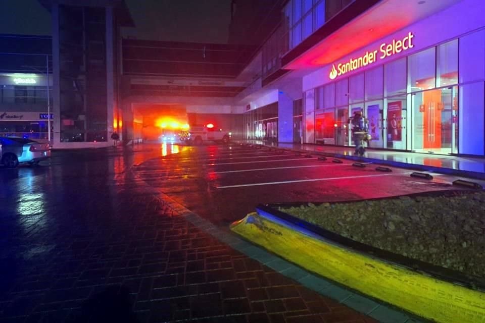 Alrededor de las 21:30 horas, elementos de rescate 911 recibieron el reporte de un cortocircuito que comenzó a quemar cable eléctrico.