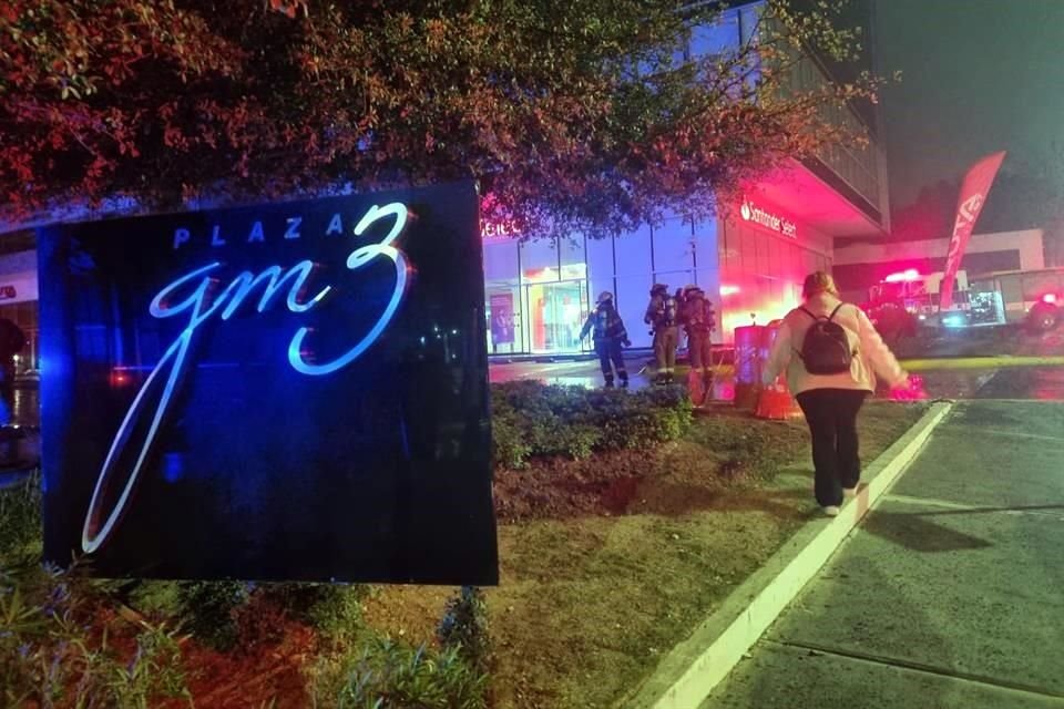 Alrededor de las 21:30 horas, elementos de rescate 911 recibieron el reporte de un cortocircuito que comenzó a quemar cable eléctrico.
