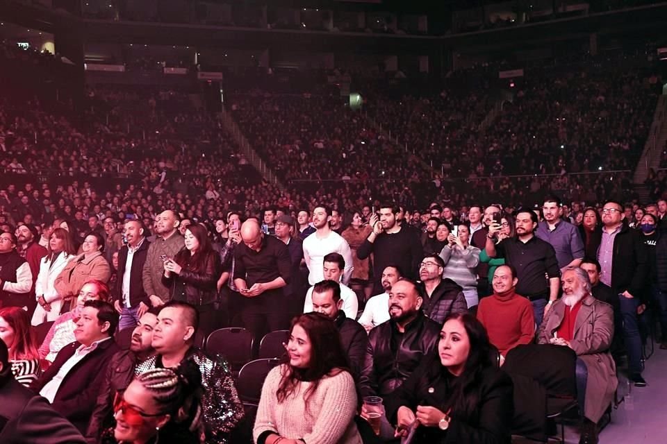 La española emocionó a 7 mil eufóricos seguidores en la Arena Monterrey.