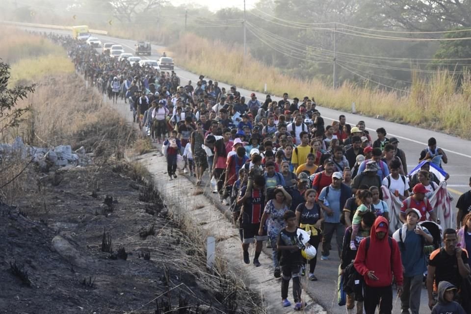 Migrantes caminan por una autopista hacia Arriaga, Chiapas, estado sureño de México, el lunes 8 de enero de 2024.