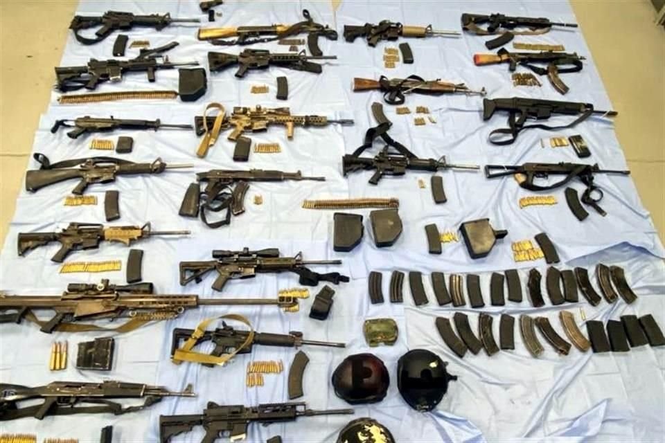 Además de los vehículos, también aseguraron un arsenal de armas largas, cortas, cartuchos y balas utilizadas por el grupo criminal 'Los Cazadores'.