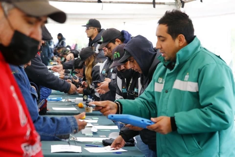 Afuera del evento presidido por el Gobernador se instalaron módulos de inscripción en el programa para la entrega de tarjetas.