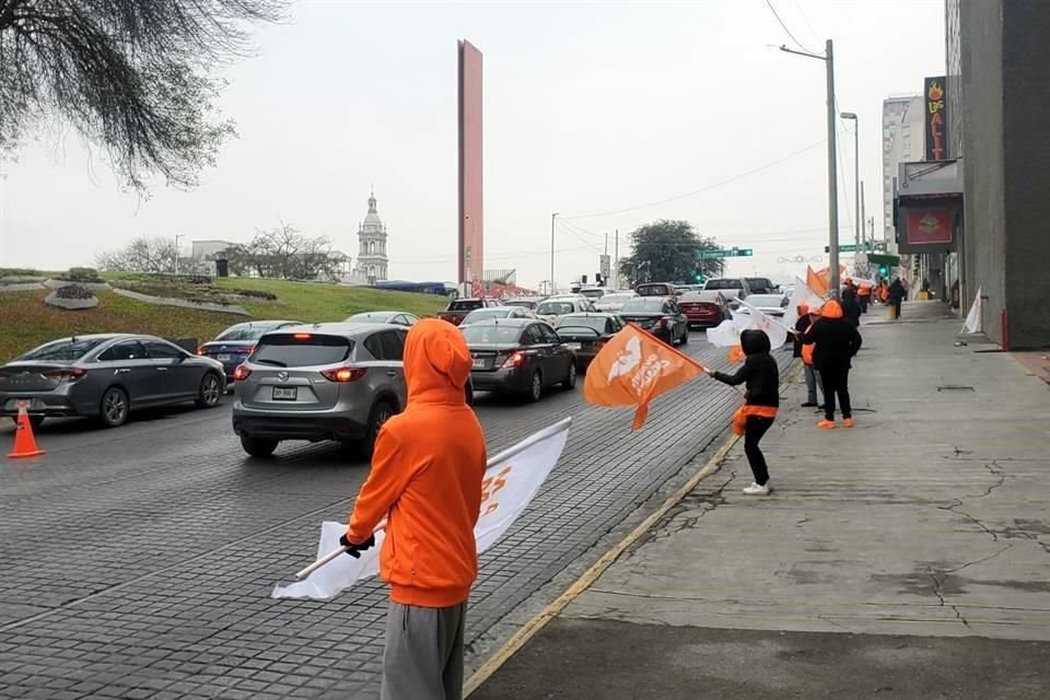 Simpatizantes ondeaban banderas de MC y la candidata a la Alcaldía de Monterrey, Mariana Rodríguez.