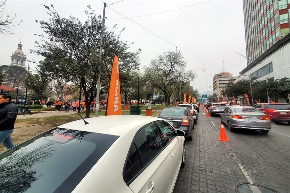 La pega de calcas provocó dos largas filas de automóviles, una inició en Zuazua y Raymundo Jardón y se extendió hasta Juan Ignacio Ramón.
