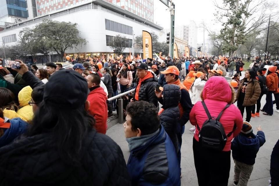 Decenas de personas asistieron a la pega de calcas de Mariana.