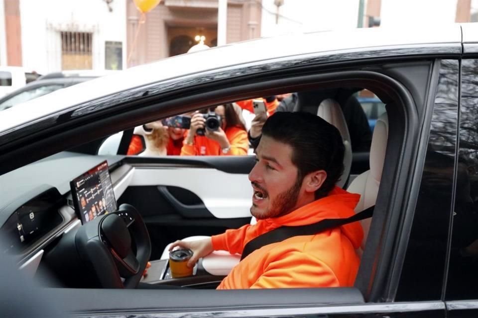 El Gobernador Samuel García también acompañó a la pega de calcomanías.