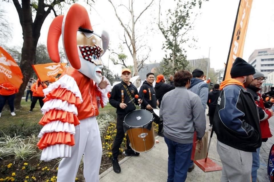 Hasta batucada llegó al evento.