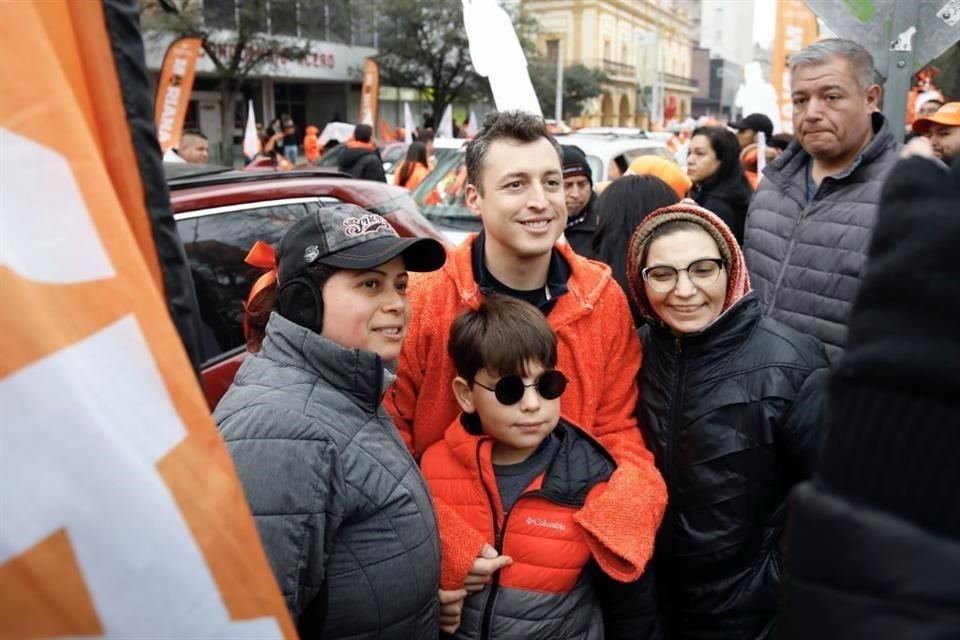 El Alcalde de Monterrey, Luis Donaldo Colosio, también asistió y se tomó foto con la gente.