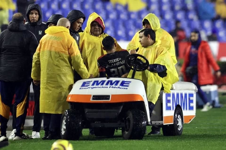 Javier Aquino salió del juego tras una molestia en la rodilla izquierda.