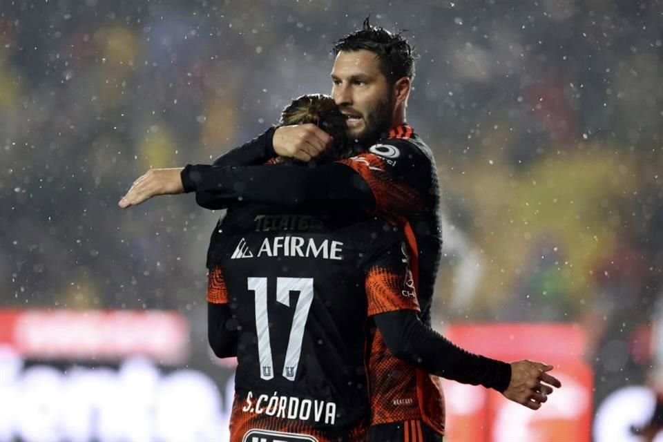 Córdova abrazó a Gignac tras el gol.