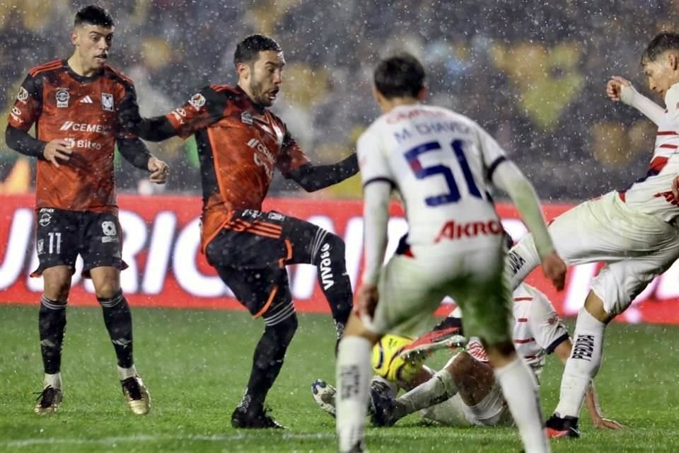 Tigres se mostró con más claridad frente al arco de Chivas en el segundo tiempo.